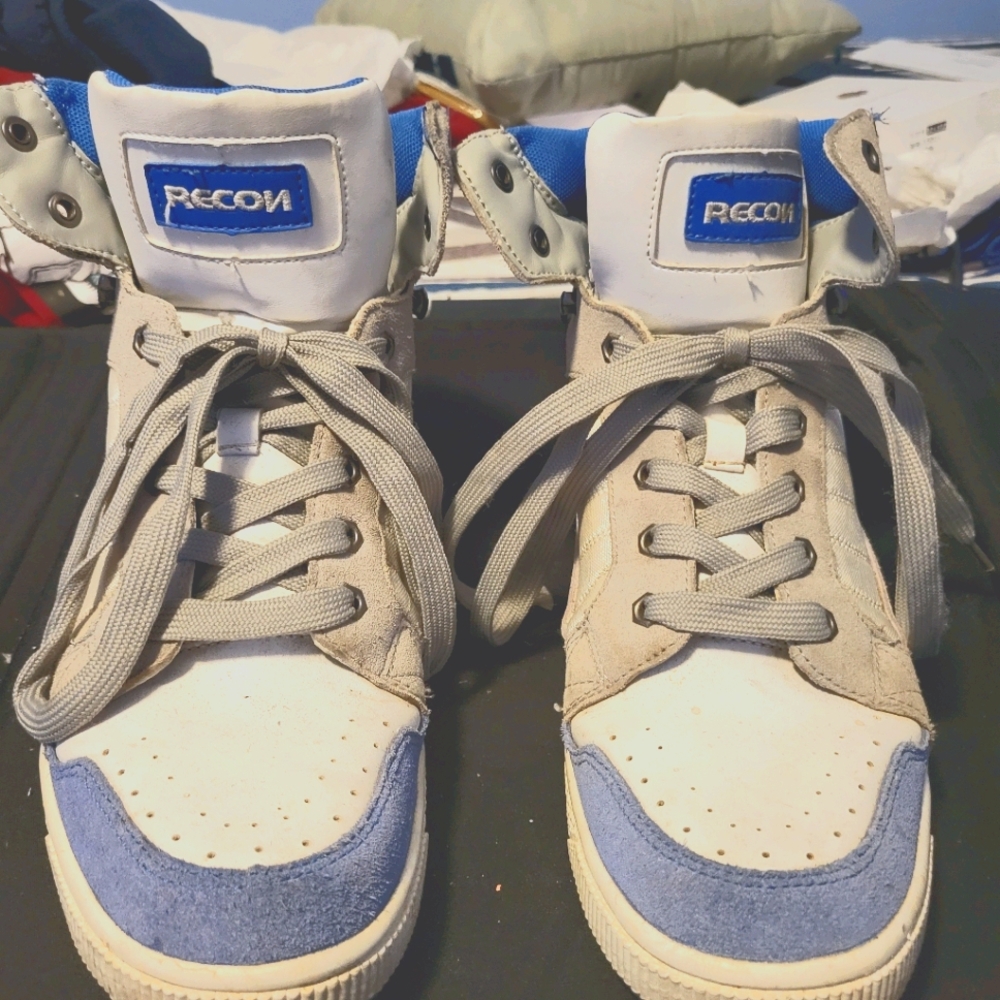 Size 9 men's recon sneakers